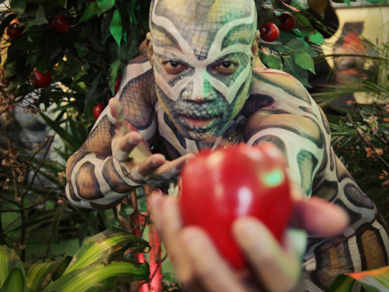 Andrew Grey performs "EVE'S TEMPTATION" at SPRING/BREAK ART SHOW 2019 with Body Painting by Trina Merry